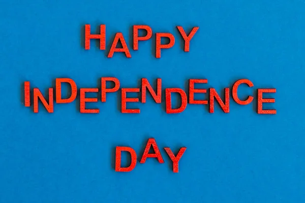 Ξύλινα γράμματα με κόκκινο. Χαρούμενη ημέρα ανεξαρτησίας — Φωτογραφία Αρχείου
