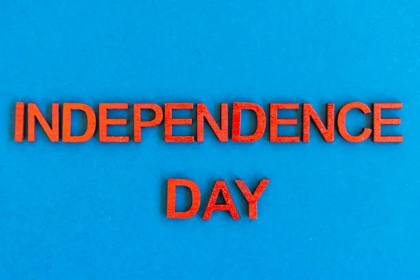 Letras de madeira em vermelho. Feliz dia da independência — Fotografia de Stock