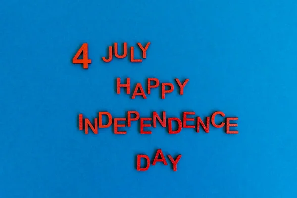 Houten letters in het rood. Gelukkige onafhankelijkheidsdag — Stockfoto