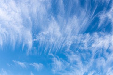 Tüylü beyaz bulutlu mavi gökyüzü. Güneşli bir günde bulut deseni