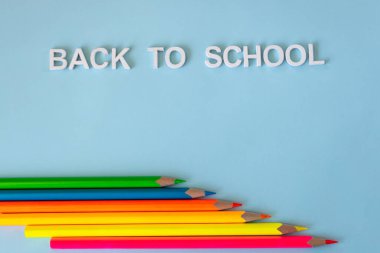 Açık mavi arkaplanda renkli neon kalemler