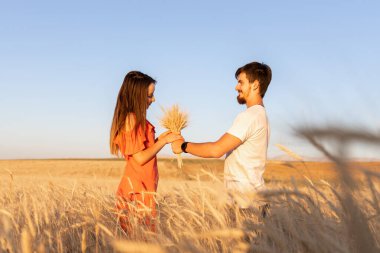 Erkek, kız arkadaşına bir buğday buğdayı verir..