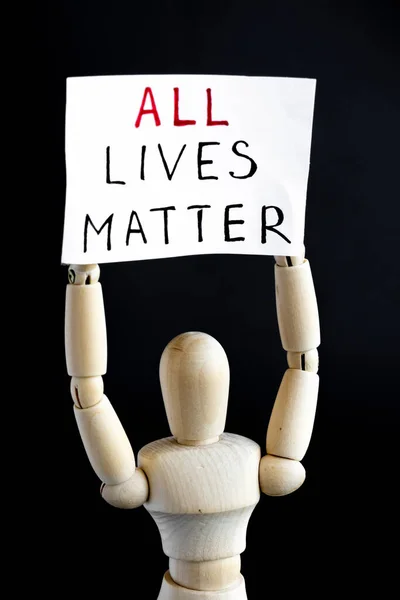 すべての生命問題の抗議者 木製のマネキンは旗を握る すべての生命問題 黒の背景 平等の概念 — ストック写真