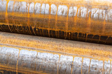 Damlalar, pas lekeleri. Paslı boru. Paslı metal yaprak dokusu. Oksitlenmiş demir listesi.