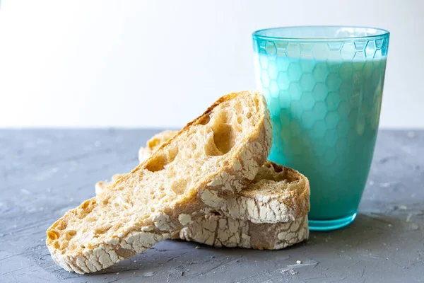 Chleb i mleko w niebieskim szkle. widok z góry — Zdjęcie stockowe