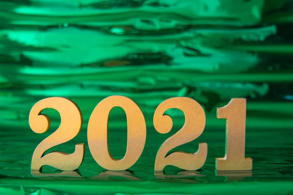Новый год на зеленом фоне с блестящими золотыми цифрами 2021. Минималистическая концепция на зеленой блестящей бумаге . — стоковое фото