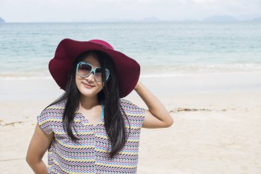 Kumsalda dinlenen bir kadın