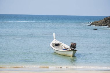 Longtail tekne ve güzel bir plaj
