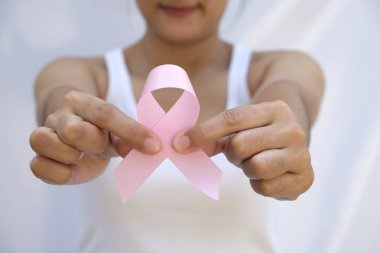 Pembe Meme Kanseri Bilinçlendirme şerit tutan kadın el.