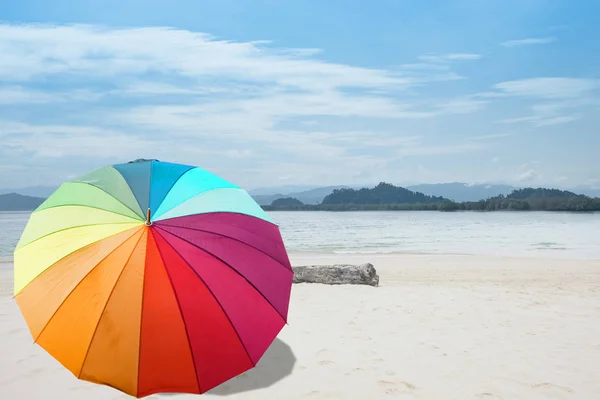 Ombrellone su una spiaggia di sabbia — Foto Stock