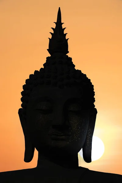 Sziluettjét nyilvános nagy fehér Buddha — Stock Fotó