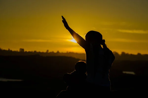 Família desfrutando de um belo pôr do sol — Fotografia de Stock