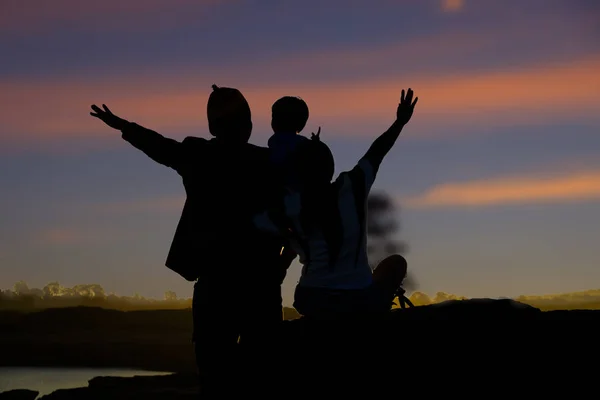 Familia se bucură de un apus de soare frumos — Fotografie, imagine de stoc