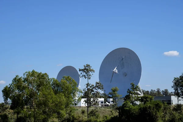 Grande antenne radar parabolique avec ciel bleu — Photo