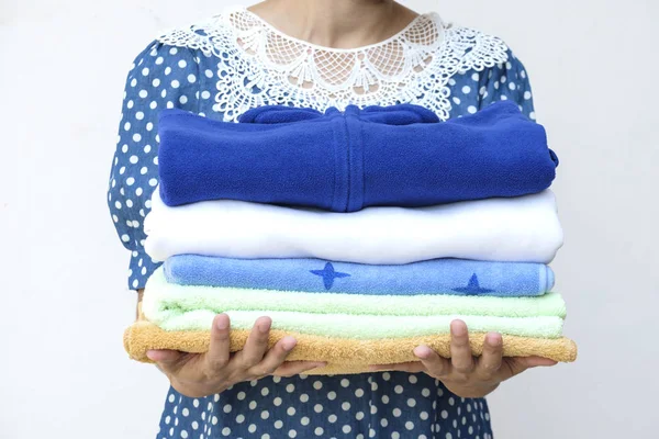 女性の服の山を保持します。 — ストック写真