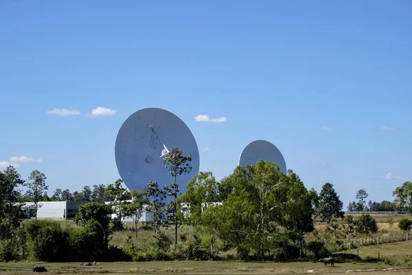 Велика супутникова антена радіолокаційної станції з блакитним небом . — стокове фото