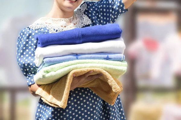 女性の服の山を保持します。 — ストック写真