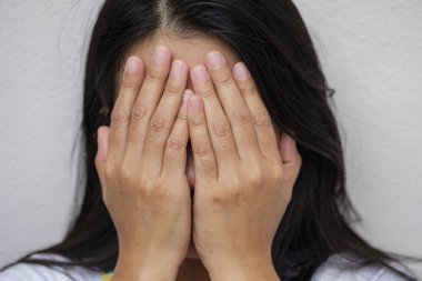 Kadın yalnız ve bunalımda.