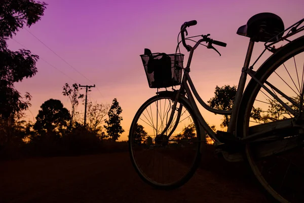 Велосипед на заході сонця — стокове фото