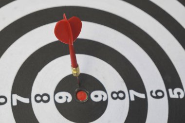 Dart tahtasının ortasına kırmızı ok ve kalp yerleştirildi