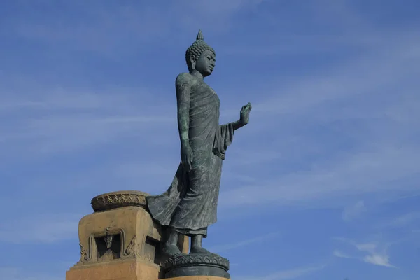 Buddha socha vypadá pokojně uctívání — Stock fotografie