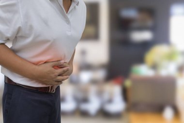 Genç adamın karnı ağrıyor.