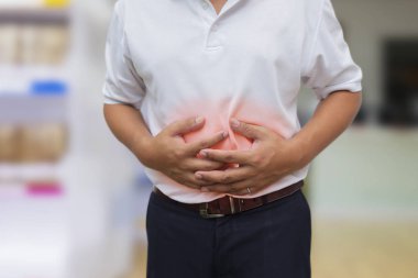 Genç adamın karnı ağrıyor.