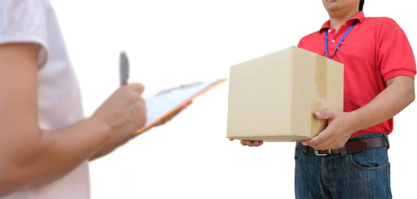 Alıcıya kırmızı üniformalı teslim paketi kutusu teslim adam