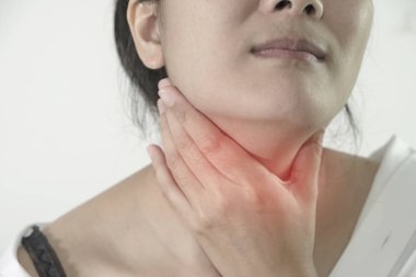 Boğaz ağrısı olan genç bir kadının yakından görünümü