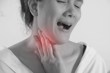 Boğaz ağrısı olan genç bir kadının yakından görünümü