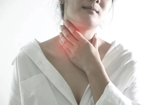 Крупный план молодой женщины с больным горлом — стоковое фото