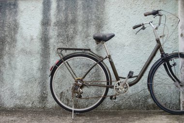 Beton duvar yakınındaki Vintage Bisiklet