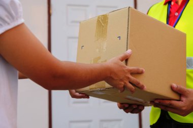  Alıcıya kırmızı üniformalı teslim paketi kutusu teslim adam