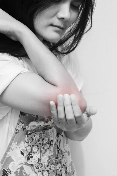 Akute Schmerzen im Handgelenk einer Frau — Stockfoto