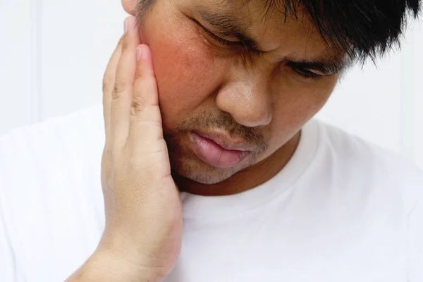 Jeune homme souffrant de mal de dents. — Photo