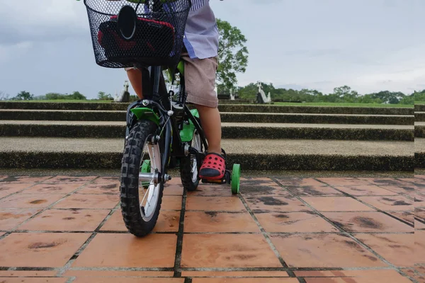 年轻的亚洲男孩骑自行车在公园 — 图库照片