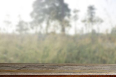 Ahşap masa üstü üzerinde bulanıklık doğa arka plan