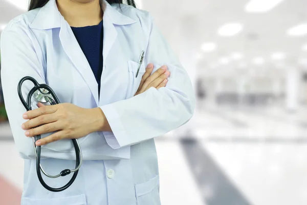 Genç kadın doktor holding stetoskop