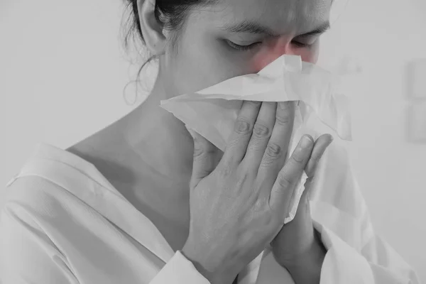 Asiatisk kvinna har rinnande och vanlig förkylning. — Stockfoto