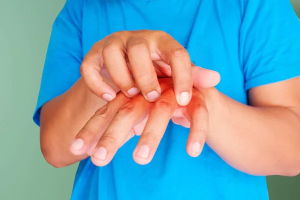 Comichão de doenças de pele em homens usando o arranhão da mão . — Fotografia de Stock