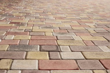 Şehirdeki kaldırım levhalarıyla kaplı cadde