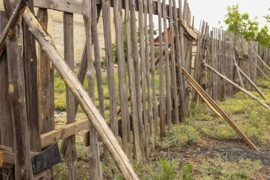 Destekli eski ahşap çitler