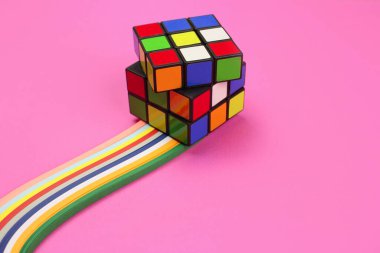 Gökkuşağı kağıdında bir rubik küp.