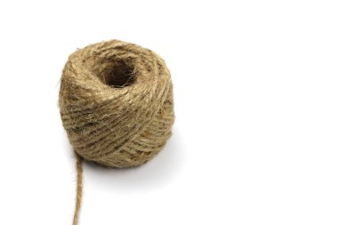 Beyaz bir arkaplanda izole edilmiş jüt sicim karışıklığı.
