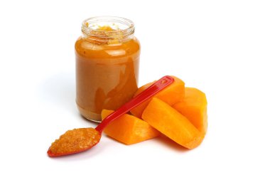 Beyaz, doğal bebek mamasına izole edilmiş bir kaşıkta kabak lapası.