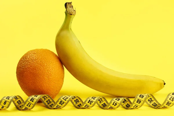 Banane Orange Und Roulette Auf Gelbem Hintergrund Das Konzept Der — Stockfoto