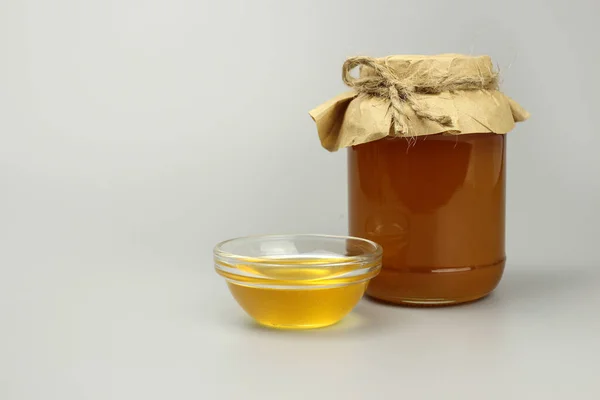 紙で覆われた瓶の中の蜂蜜 — ストック写真