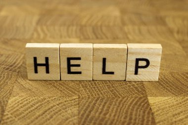 Kelime yardımı ahşap bir arka planda kare harflerden oluşur