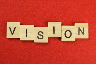 Kırmızı arka planda tahtadan harfler.