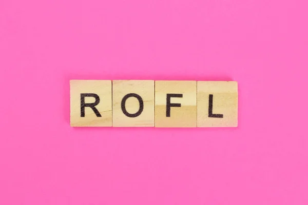 Palabra Rofl Letras Madera Sobre Fondo Rosa Jerga Internet — Foto de Stock